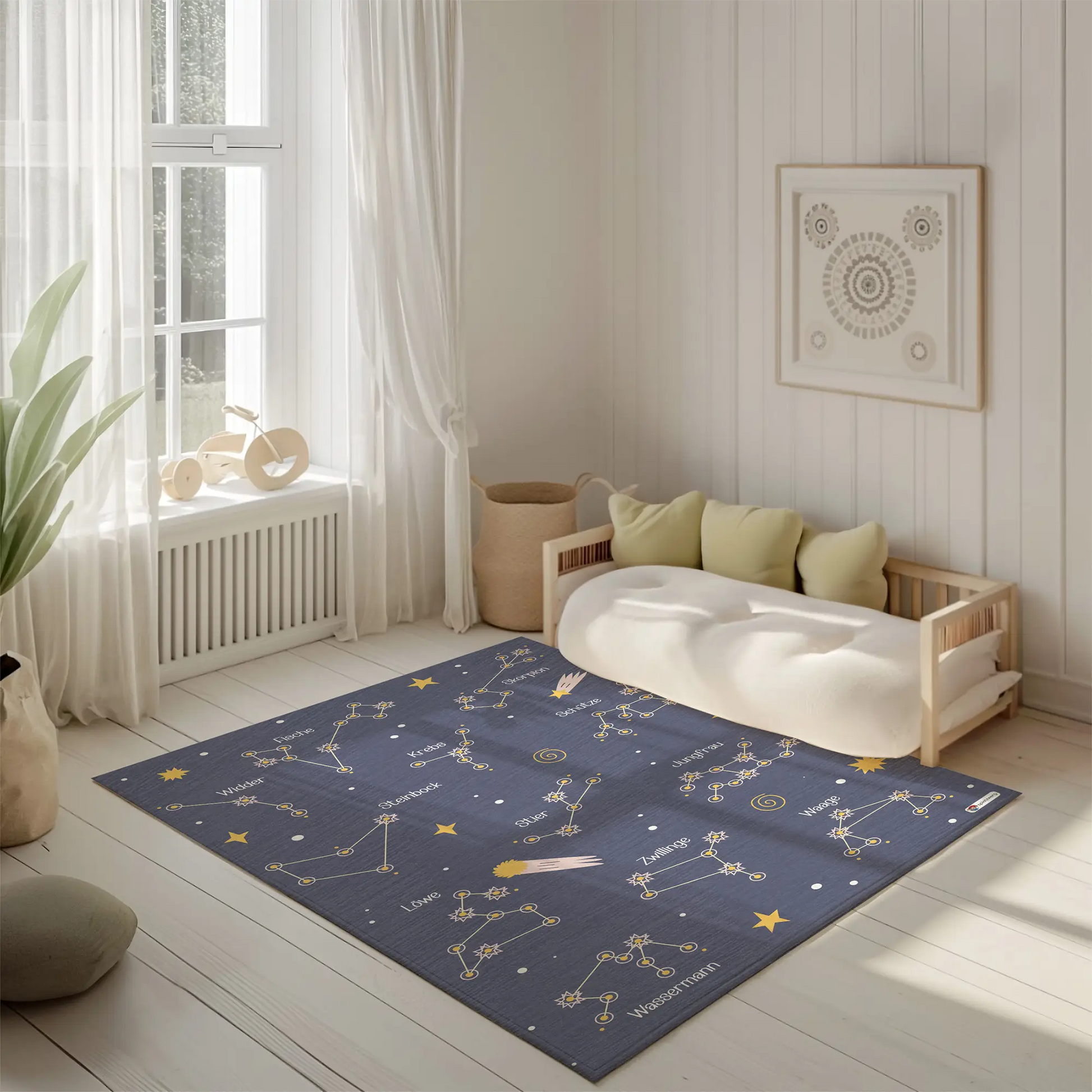 Kinderteppich "Sternzeichen" von spielzwerg. Ambientebild von einem hellen, freundlichen Kinderzimmer mit weißen Holzwänden und hellem Holzboden. In der Ecke steht ein niedriges Holzbett mit weißen Decken und hellgrünen Kissen. Davor liegt der Teppich. Links steht ein kleines Holzspielzeugrad am Fenster mit weißen Vorhängen. An der Wand hängt ein gerahmtes Bild mit einem dezenten, kreisförmigen Muster. RUG-00099-XL, RUG-00099-L.
