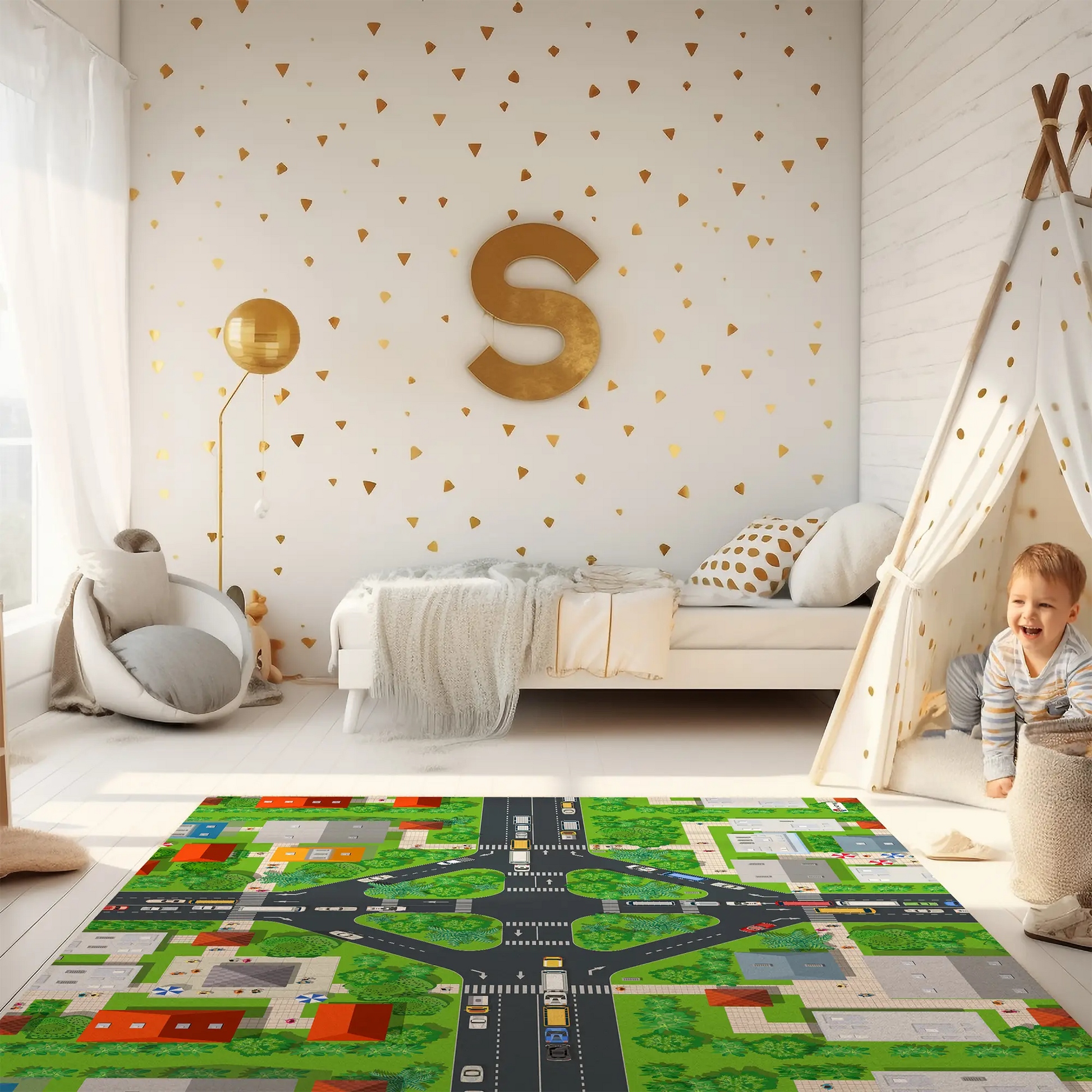Spielteppich "Große Kreuzung" von spielzwerg. Ambientebild von einem hellen Kinderzimmer mit weißem Holzboden und weißen Wänden, dekoriert mit goldenen Dreiecken und einem großen goldenen Buchstaben 'S'. Links steht ein gemütlicher Sessel mit Kissen und Decke, daneben eine goldene Stehlampe. In der Mitte liegt der Teppich. Rechts sitzt ein lachender Junge in einem weißen Spielzelt mit goldenen Punkten. Im Hintergrund ein schlichtes Bett mit weißer Decke und goldenen Akzenten. RUG-00035-XL, RUG-00035-L.