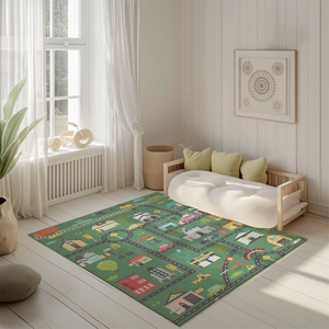 Spielteppich "Vorstadtchaos" von spielzwerg. Ambientebild von einem hellen, freundlichen Kinderzimmer mit weißen Holzwänden und hellem Holzboden. In der Ecke steht ein niedriges Holzbett mit weißen Decken und hellgrünen Kissen. Davor liegt der Teppich. Links steht ein kleines Holzspielzeugrad am Fenster mit weißen Vorhängen. An der Wand hängt ein gerahmtes Bild mit einem dezenten, kreisförmigen Muster. RUG-00104-XL, RUG-00104-L.