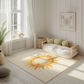 Kinderteppich "Niedliche Sonne" von spielzwerg. Ambientebild von einem hellen, freundlichen Kinderzimmer mit weißen Holzwänden und hellem Holzboden. In der Ecke steht ein niedriges Holzbett mit weißen Decken und hellgrünen Kissen. Davor liegt der Teppich. Links steht ein kleines Holzspielzeugrad am Fenster mit weißen Vorhängen. An der Wand hängt ein gerahmtes Bild mit einem dezenten, kreisförmigen Muster. RUG-00066-XL, RUG-00066-L.