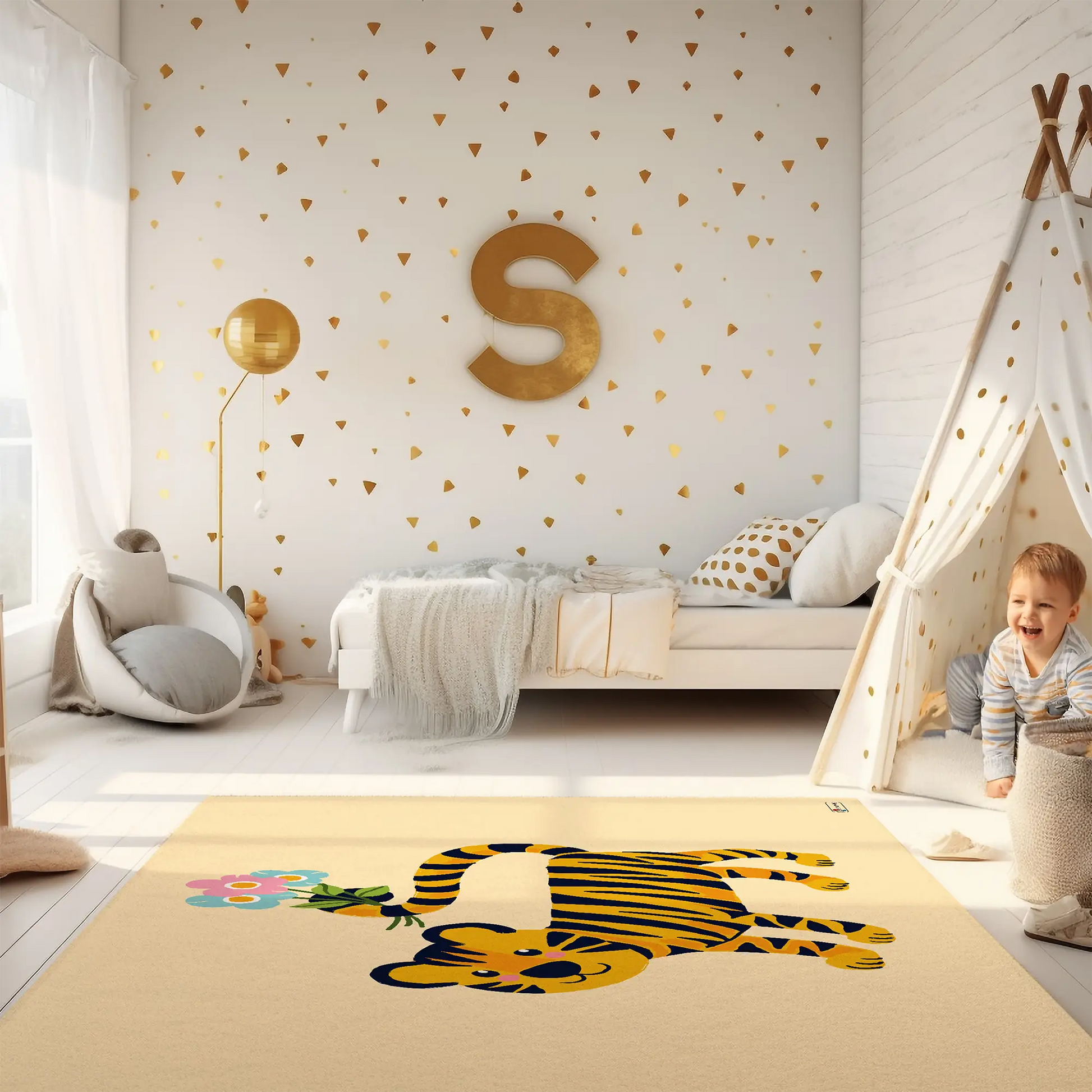 Kinderteppich "Tiger mit Blumen" von spielzwerg. Ambientebild von einem hellen Kinderzimmer mit weißem Holzboden und weißen Wänden, dekoriert mit goldenen Dreiecken und einem großen goldenen Buchstaben 'S'. Links steht ein gemütlicher Sessel mit Kissen und Decke, daneben eine goldene Stehlampe. In der Mitte liegt der Teppich. Rechts sitzt ein lachender Junge in einem weißen Spielzelt mit goldenen Punkten. Im Hintergrund ein schlichtes Bett mit weißer Decke und goldenen Akzenten. RUG-00122-XL, RUG-00122-L.