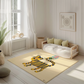 Kinderteppich "Tiger mit Blumen" von spielzwerg. Ambientebild von einem hellen, freundlichen Kinderzimmer mit weißen Holzwänden und hellem Holzboden. In der Ecke steht ein niedriges Holzbett mit weißen Decken und hellgrünen Kissen. Davor liegt der Teppich. Links steht ein kleines Holzspielzeugrad am Fenster mit weißen Vorhängen. An der Wand hängt ein gerahmtes Bild mit einem dezenten, kreisförmigen Muster. RUG-00122-XL, RUG-00122-L.