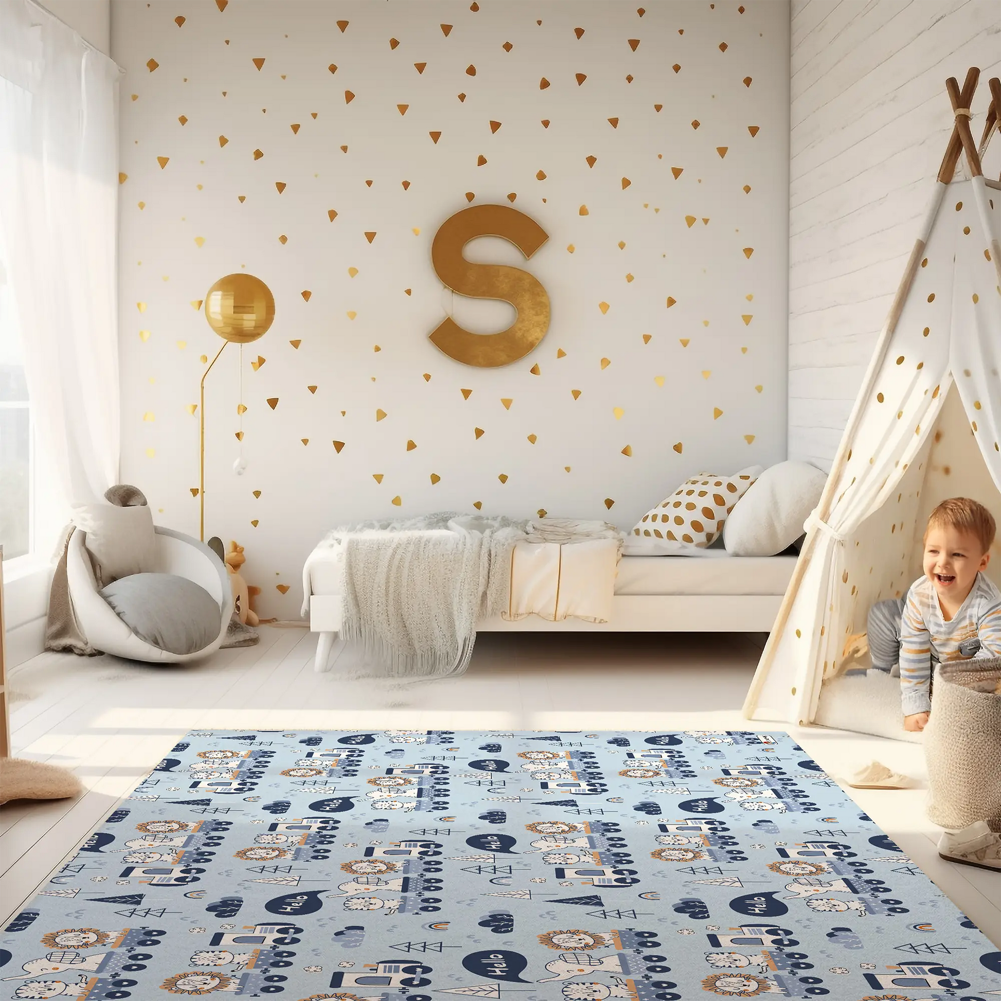 Kinderteppich „Tier-Lokomotive“ von spielzwerg. Ambientebild von einem hellen Kinderzimmer mit weißem Holzboden und weißen Wänden, dekoriert mit goldenen Dreiecken und einem großen goldenen Buchstaben 'S'. Links steht ein gemütlicher Sessel mit Kissen und Decke, daneben eine goldene Stehlampe. In der Mitte liegt der Teppich. Rechts sitzt ein lachender Junge in einem weißen Spielzelt mit goldenen Punkten. Im Hintergrund ein schlichtes Bett mit weißer Decke und goldenen Akzenten. RUG-00074-XL, RUG-00074-L.