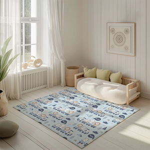 Kinderteppich „Tier-Lokomotive“ von spielzwerg. Ambientebild von einem hellen, freundlichen Kinderzimmer mit weißen Holzwänden und hellem Holzboden. In der Ecke steht ein niedriges Holzbett mit weißen Decken und hellgrünen Kissen. Davor liegt der Teppich. Links steht ein kleines Holzspielzeugrad am Fenster mit weißen Vorhängen. An der Wand hängt ein gerahmtes Bild mit einem dezenten, kreisförmigen Muster. RUG-00074-XL, RUG-00074-L.