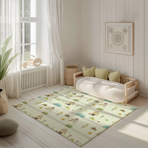 Spielteppich „Zuglandschaft“ von spielzwerg. Ambientebild von einem hellen, freundlichen Kinderzimmer mit weißen Holzwänden und hellem Holzboden. In der Ecke steht ein niedriges Holzbett mit weißen Decken und hellgrünen Kissen. Davor liegt der Teppich. Links steht ein kleines Holzspielzeugrad am Fenster mit weißen Vorhängen. An der Wand hängt ein gerahmtes Bild mit einem dezenten, kreisförmigen Muster. RUG-00156-XL, RUG-00156-L.