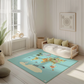 Spielteppich "Tiere der Welt" von spielzwerg. Ambientebild von einem hellen, freundlichen Kinderzimmer mit weißen Holzwänden und hellem Holzboden. In der Ecke steht ein niedriges Holzbett mit weißen Decken und hellgrünen Kissen. Davor liegt der Teppich. Links steht ein kleines Holzspielzeugrad am Fenster mit weißen Vorhängen. An der Wand hängt ein gerahmtes Bild mit einem dezenten, kreisförmigen Muster. RUG-00177-XL, RUG-00177-L.