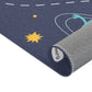 Kinderteppich "Sonnensystem" von spielzwerg. Nahaufnahme gerollt. RUG-00143-XL, RUG-00143-L.